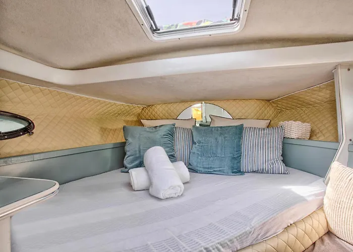 Botel Sejour Insolite Sur Ulysse - Bateau - Port De *