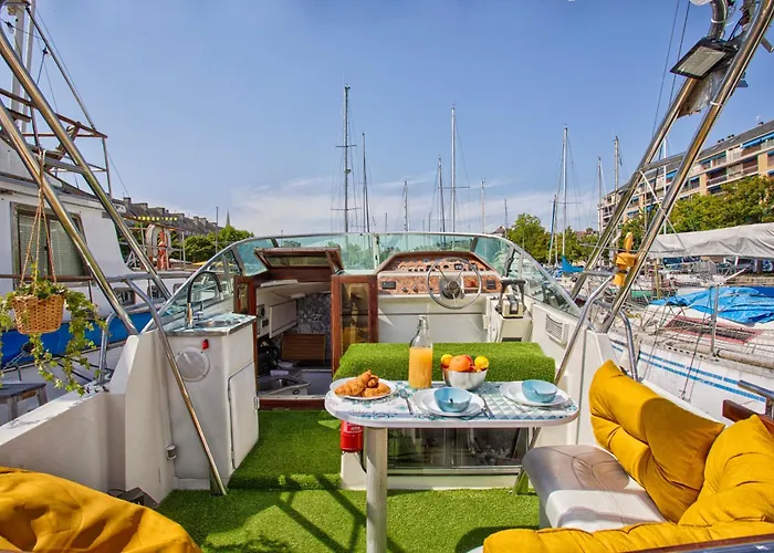 Botel Sejour Insolite Sur Ulysse - Bateau - Port De